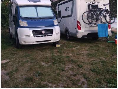 Garés au bord du lac