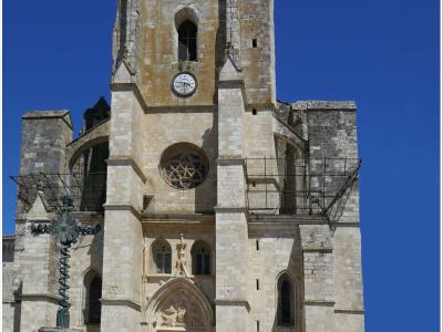 L'entrée côté est et sa tour