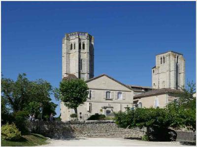 La collégiale avec ses deux tours