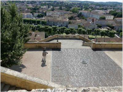 Sculpture horizontale commémorant les inondations de 1977