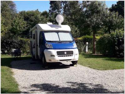 Garé au camping le Moulin de Mellet. Superbe avec piscine !