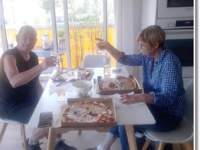 Pizza dans le nouvel appartement de ma petite soeur