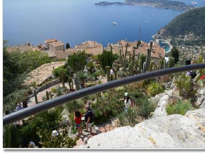 Vue sur le village d'Eze bord de mer