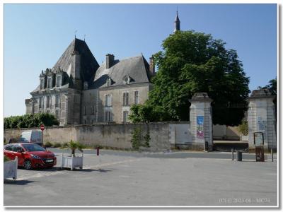 Entrée du chateau et du parc (qui ne paye pas de mine)