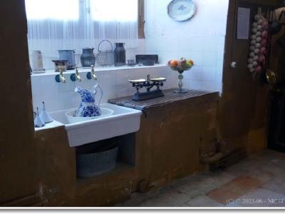 Trois robinets':' Eau froide, eau chaude et eau filtrée.