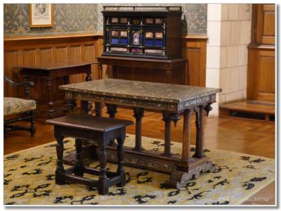 Table et secrétaire en marqueterie.