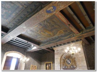 Plafond et poutres peintes.