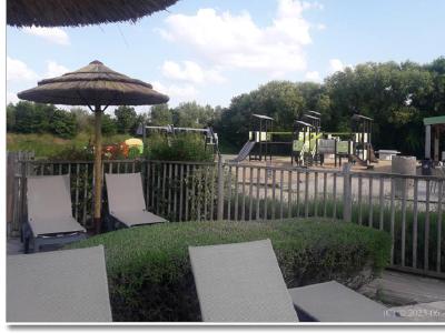 La piscine et les jeux.