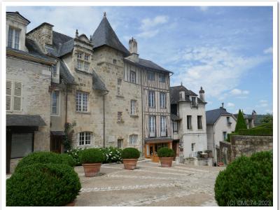 Place de la vieille ville. Observer la coquille St Jacques sur le fronton