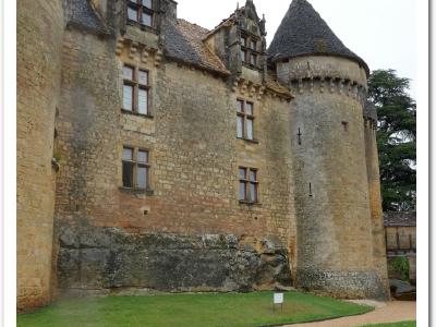 Façade; remarquer les différents styles de fenêtres