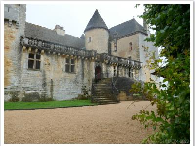 L'entrée de la cour intérieure avec son escalier double