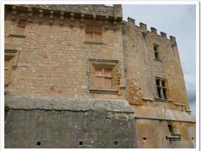Château de Biron. Observer les différents styles.