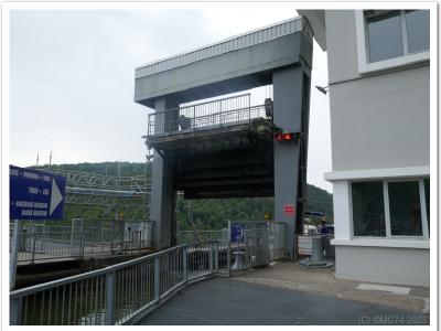 Le bac en position haute