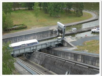 Le bateau entre dans le bac
