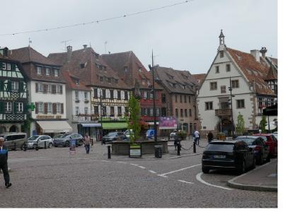 la place du marché de Noël avec la fontaine Ste Odile