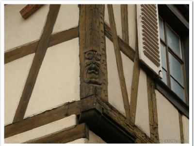 Poteau cornier sculpté