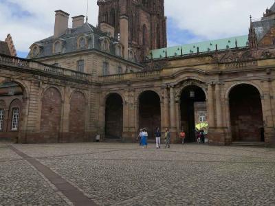 La cathédrale derrière le Palais Rohan