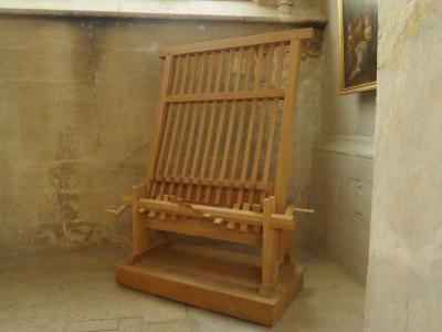 Réplique de symandre échelle 1/2. Remplace les cloches le Vendredi Saint.