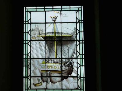 Plus ancien vitrail profane de France.Daté environ 1450.Bateau aux armes de J Coeur