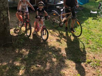 Les valeureuses cyclistes et le vieux